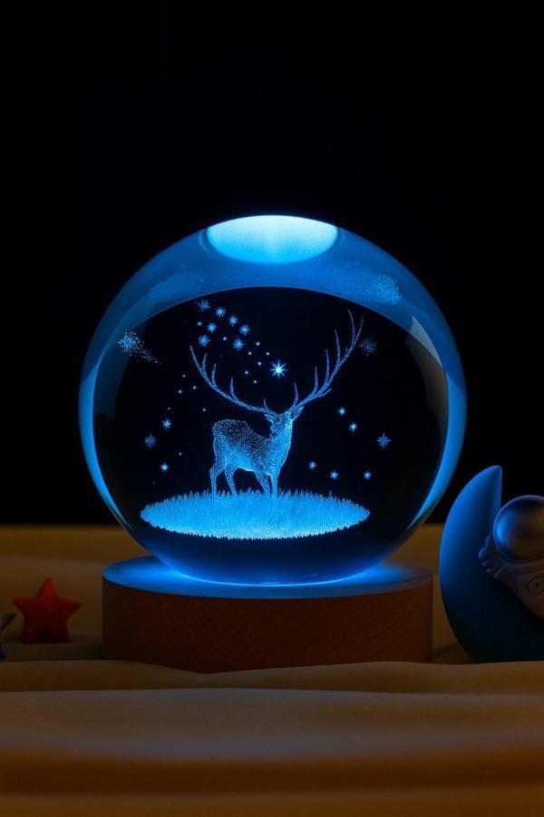 Ledli USB'li Ahşap Standlı Geyik Temalı Kristal Küre Renkli RGB LED 3D Oda Masa ve Gece Lambası - Image 1
