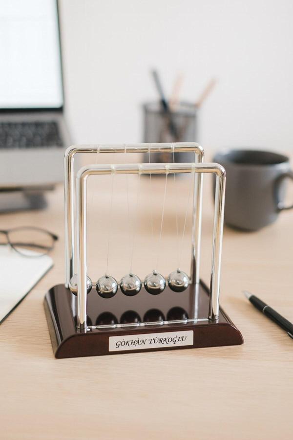 İsim Yazılı Kişiye Özel Newton Sarkaçı Metal Denge Topu Masaüstü Ofis Şık Dekoratif Hediye Büyük Boy - Image 1