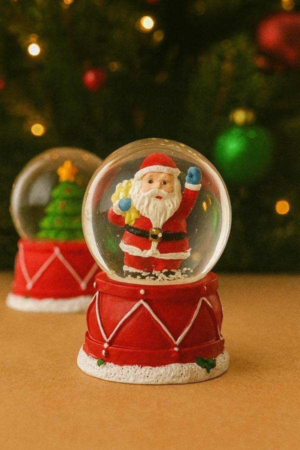 Yeni Yılın En Güzel Hediyesi Dekoratif Yılbaşı Led Işıklı 6,5 cm Noel Baba Figürlü Kar Küresi Hediye - Image 1