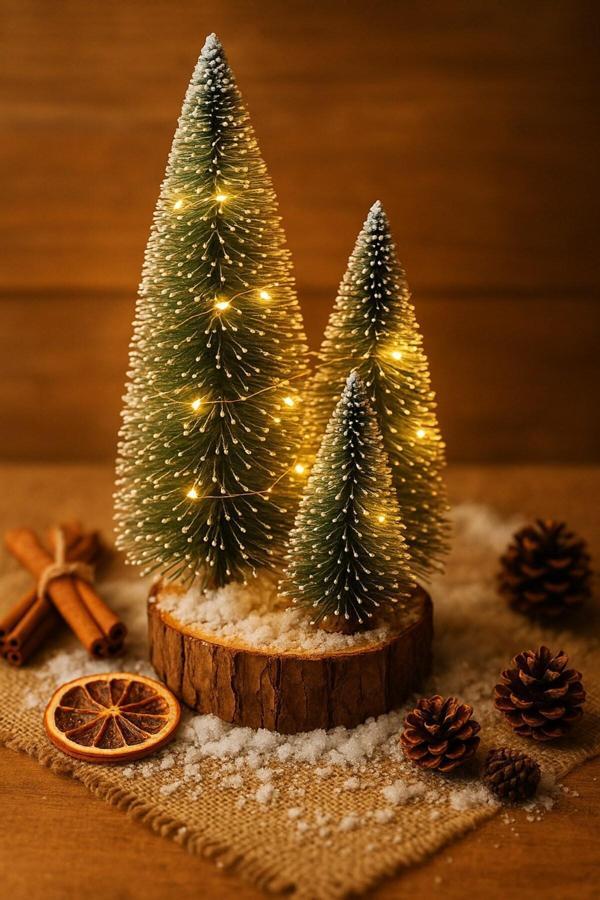 Ahşap Kütük Üzerinde 4’lü LED Işıklı Noel Kar Efektli Çam Ağaçları Seti 23 Cm - 18 Cm - 12 Cm -13 Cm - Image 1