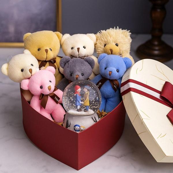 Sevgiliye En Tatlı Hediye Seti Peluş Ayıcık Kalpli Kutuda 7 Mini Peluş Ayıcık Işıklı Kar Küresi Seti - Image 1