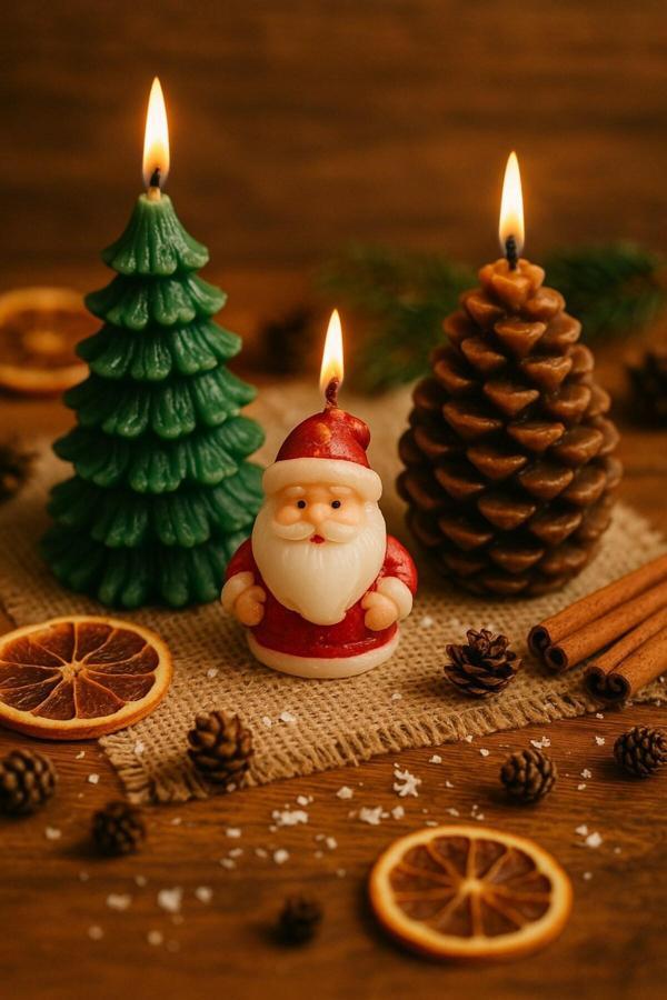 3’lü Yılbaşı Temalı Masa ve Ev Dekoru Noel Baba Kozalak ve Çam Ağacı Temalı Mum Yılbaşı Hediye Seti - Image 1