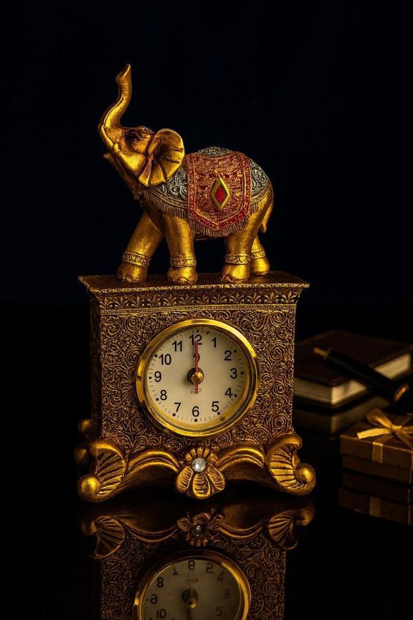 Fil Figürlü Zarif Masa Saati Bolluk Şans Simgesi Kırmızı Taş Detay Altın Renkli Fil Masa Saati 19 Cm - Image 1