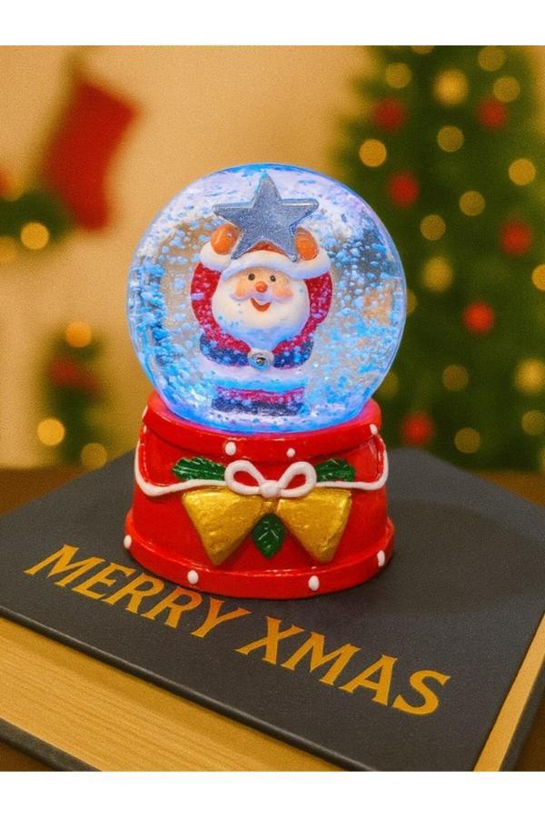 Yeni Yılın En Güzel Hediyesi 2026 Yılbaşı Yıldız Tutan Noel Baba Temalı Led Işıklı 9 cm Kar Küresi - Image 1