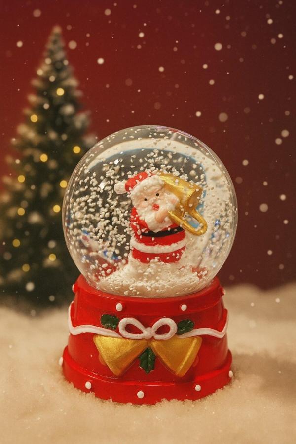 Yeni Yılın En Güzel Hediyesi 2026 Yılbaşı Santa Trompetli Noel Baba Temalı Led Işıklı 9CM Kar Küresi - Image 1