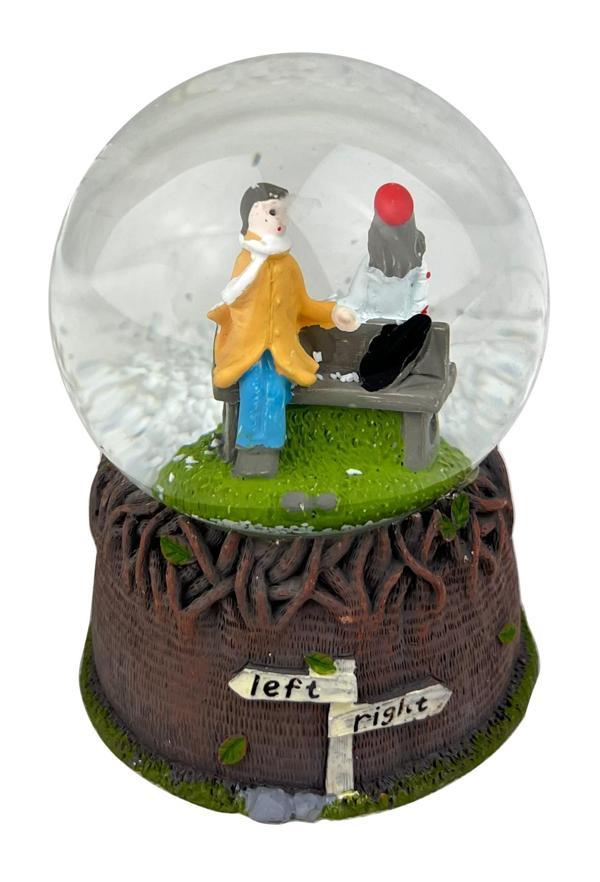 Bankta Oturan Aşıklar - Küçük Boy Işıklı Kar Küresi - Image 1