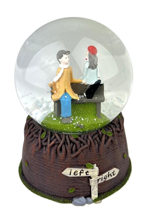 Left-Right Bankta Oturan Aşıklar Işıklı ve Müzikli Kar Küresi - Image 1