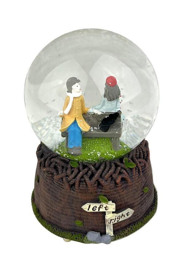 Bankta Oturan Aşıklar Işıklı ve Müzikli Kar Küresi - Image 1