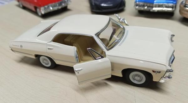 Kinsmart Oyuncak Metal Model Araba 1/36 Çek Bırak 1967 Krem Chevrolet İmpala  - Image 1