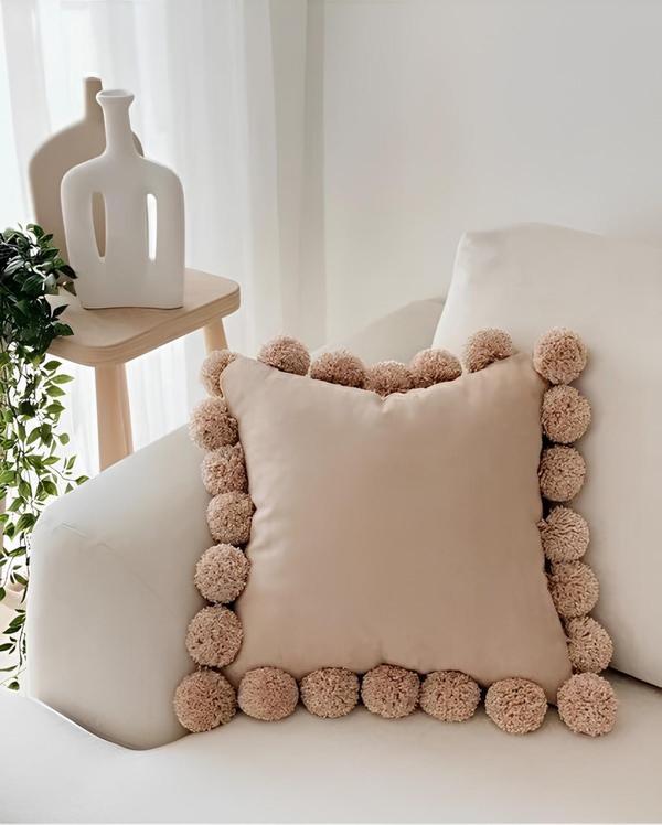 Ponponlu kahverengi kırlent kılıfı 40 x 40 - Image 1