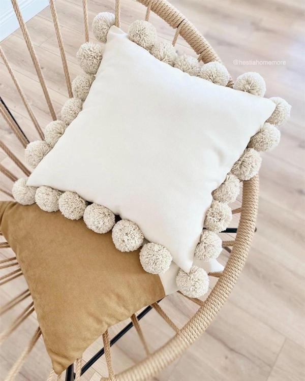 Ponponlu krem kırlent kılıfı 40 x 40 - Image 1