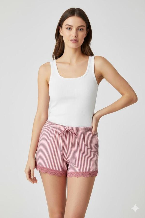 Çizgili Penye Kadın Ev Şortu Bacak Dantel Detaylı Ev Giyim Fuşya - Image 1
