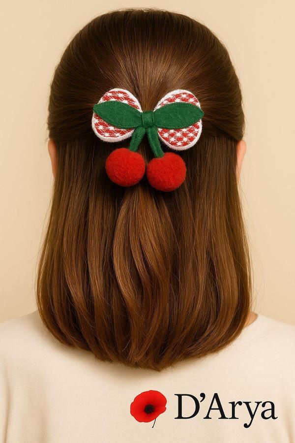 DD607 Kırmızı – Yeşil Çilek Desenli Ponponlu Lastik Toka | Yumuşak Kadife Doku - Image 1