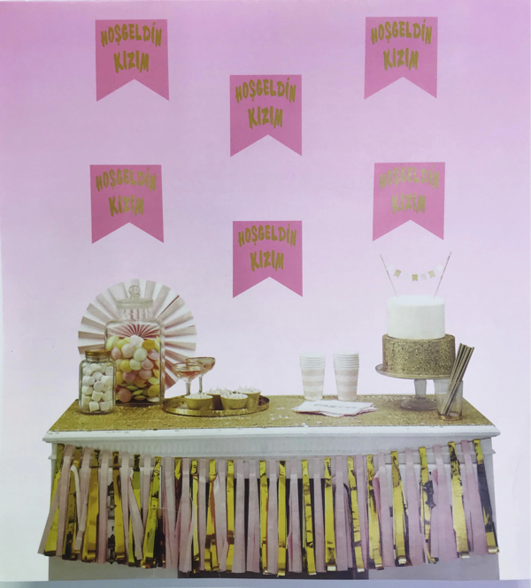 Pembe Üzeri Altın Hoşgeldin Kızım Flama Süs - Image 1