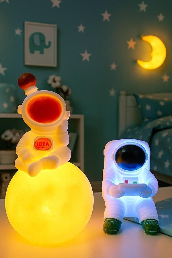 Işık Kasabası 3 D Küre Üzerinde Astronot Ve Oturan Astronot Led Gece Lambası - Image 1