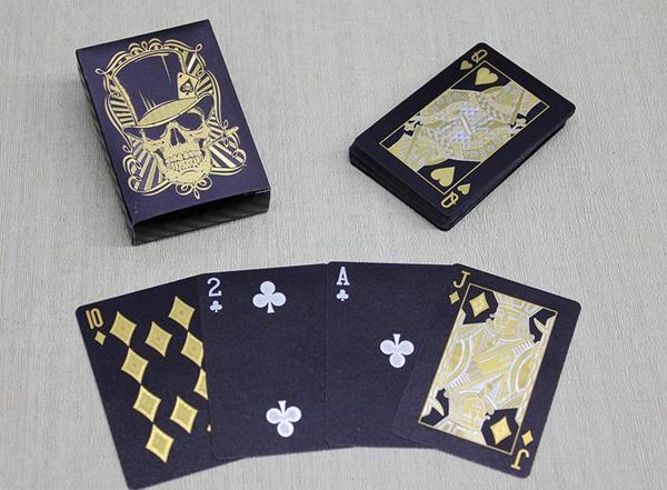 Altın Kurukafa Tasarımlı Siyah İskambil Oyun Kartı - Image 1