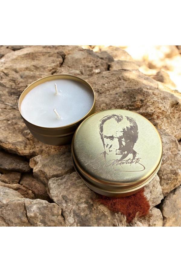 Calma Flame Atatürk İşlemeli Dekoratif Hediyelik Soya Mum(Wax) Metal Kutulu %100 Doğal Soya Mum , El Yapımı - Image 1