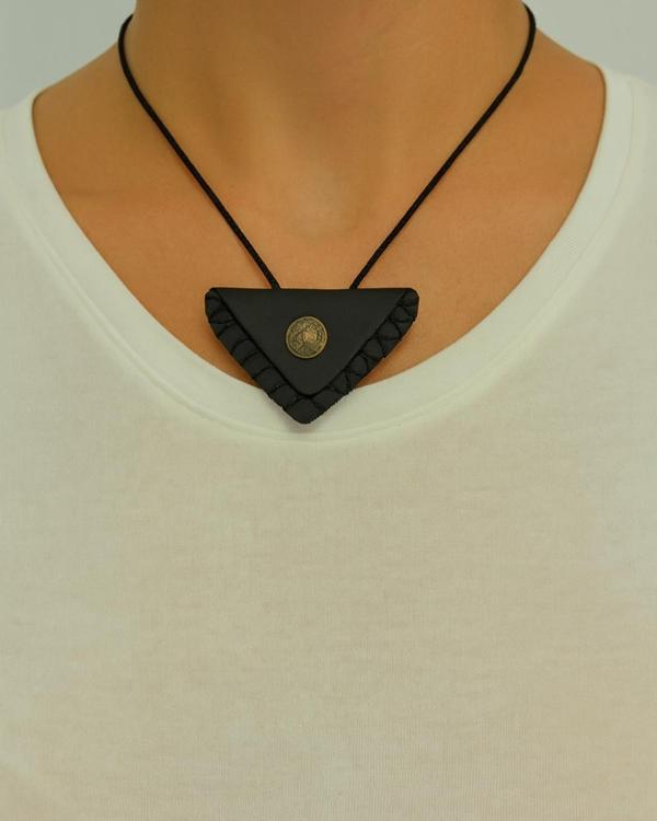 Deri Kaplı Üçgen Mini Cevşen – Boyuna Asmalık Siyah İpli, Mini Deri Kaplama Çantalı Manevi Dua Kolyesi - Image 1