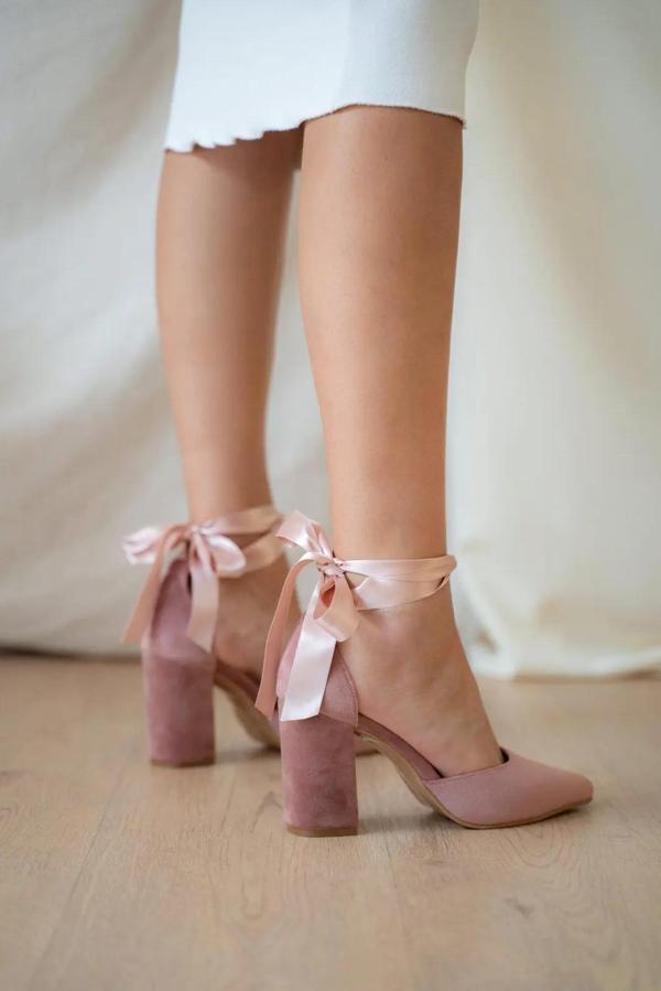 Kurdele Detaylı Pudra Kadife Topuklu Ayakkabı – Nişan, Söz, Mezuniyet Ayakkabısı - Image 1
