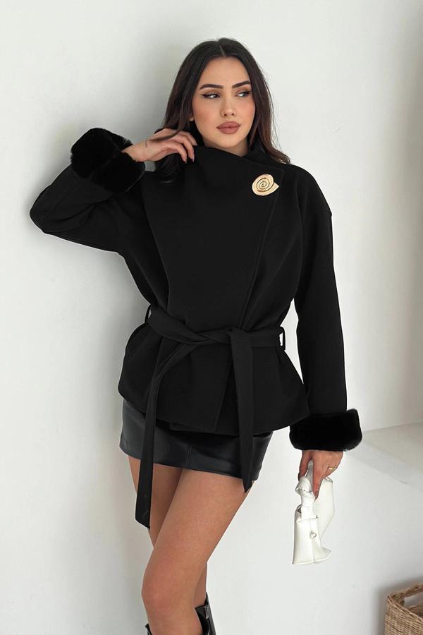Broşlu Kürk Detaylı Kaşe Kaban Siyah - Image 1