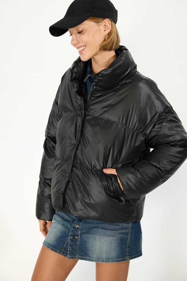 Kadın Parlak Siyah Rüzgar Geçirmez Suya Dayanıklı Dolumlu Mont | S - Image 1