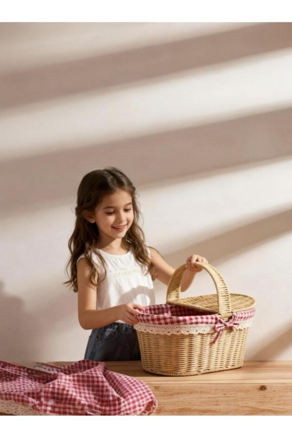 Butik Center 🧺 Kırmızı Kareli Kumaşlı Hasır Piknik Sepeti – Kapaklı Ve Şık Tasarım - Image 1