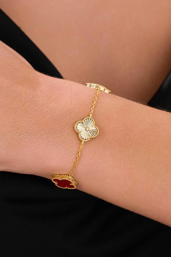 Acestes Design Yonca Şans Model 3 Motifli Kırmızı Renk Taşlı Ve Kalemli Gold Altın Kaplama Gümüş Bileklik - Image 1