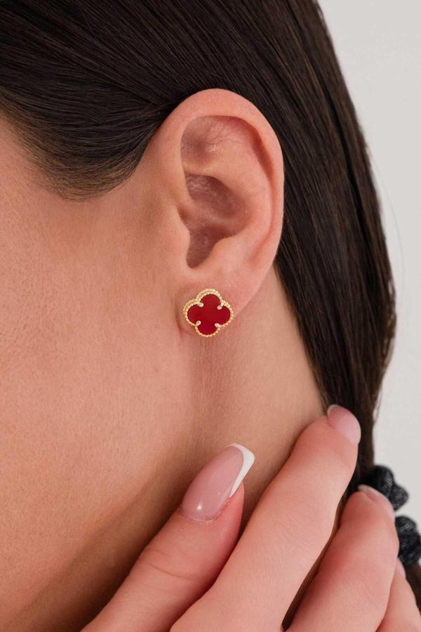 Acestes Design Yonca Şans Çiçeği Şık Ve Zarif Tasarım Kırmızı Renk Taş 14 Ayar Altın Kaplama Gold Çivi Küpeler - Image 1