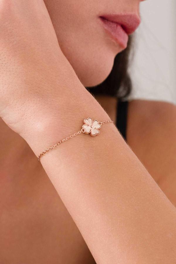 Acestes Design Yonca 4 Yapraklı Şans Model Lazer Kalemli Işıltılı Ve Zarif Özel Seri Altın Kaplama Gümüş Bileklik - Image 1