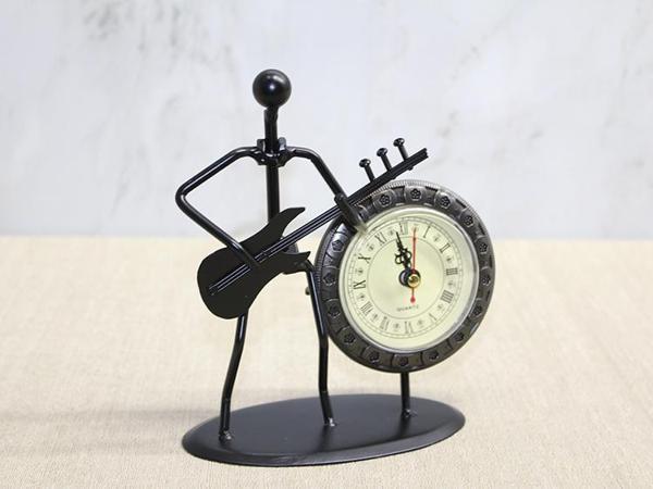 Metal Saatli Gitar Çalan Müzisyen - Image 1