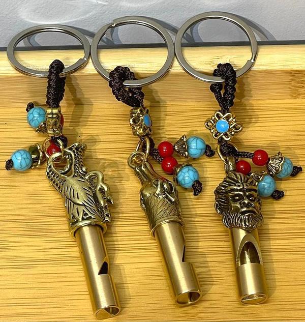 Metal Figürlü Düdük Anahtarlık - Image 1