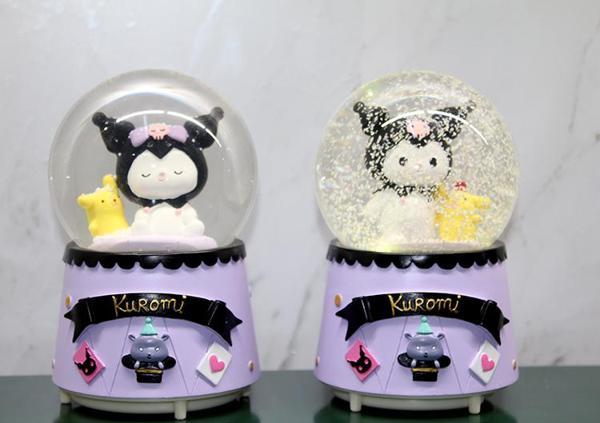Kuromi İçi Dönmeli Püskürtmeli Işıklı Müzikli Kar Küresi Büyük Boy Model 2 - Image 1