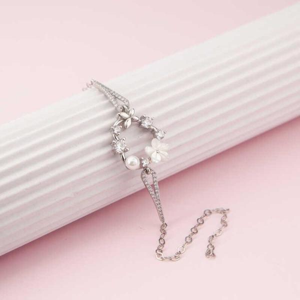 Gümüş Manolya Çiçeği Kelebek Kadın Bileklik - Image 1