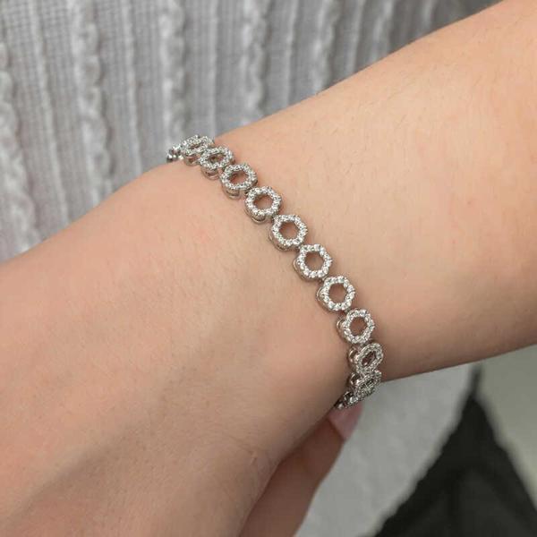 Gümüş Çember Beyaz Taşlı Su Yolu Kadın Bileklik - Image 1