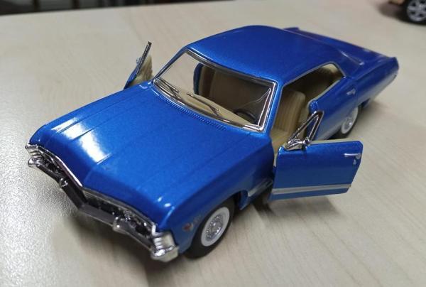 Kinsmart Oyuncak Metal Model Araba 1/36 Çek Bırak 1967 Mavi Chevrolet İmpala  - Image 1