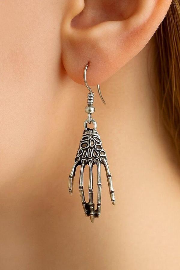 Gotik İskelet El Şekilli Kadın Küpe Çift Adet Gümüş Kaplama El Yapımı Küpe - Image 1