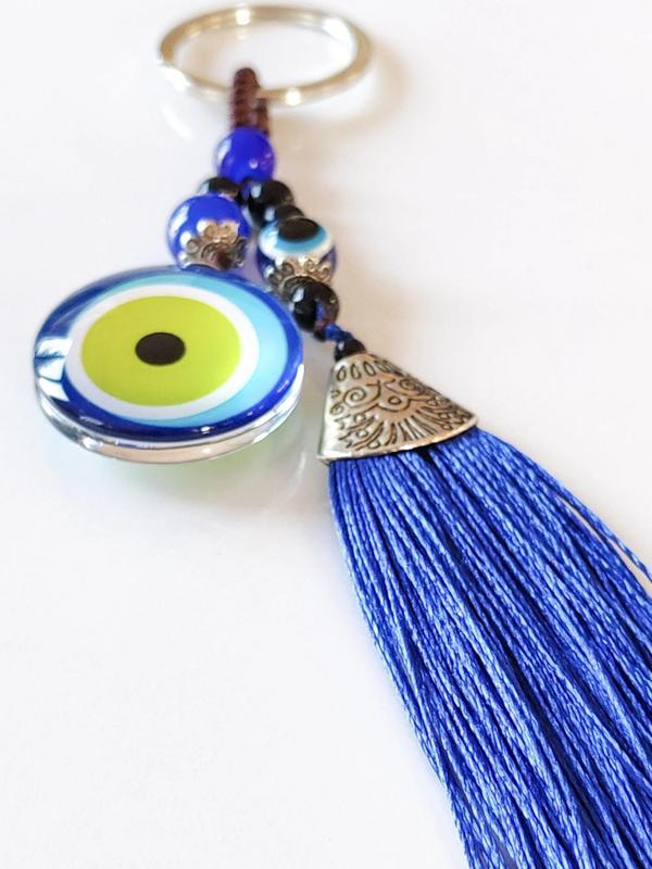 Mavi Püsküllü Nazar Boncuğu Desenli Cam Anahtarlık - Image 1