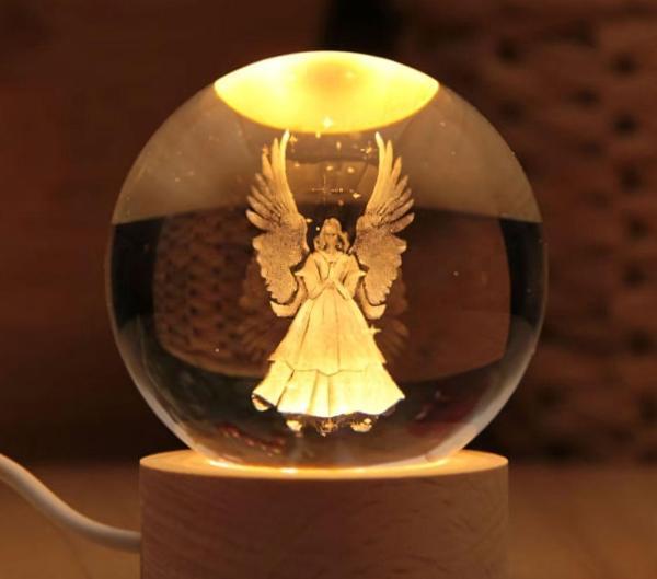 Dekoratif Kanatlı Melek Tasarımlı Ahşap Altlıklı Işıklı Cam Küre Cam 6 Cm - Image 1
