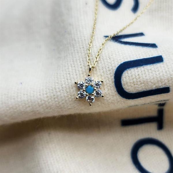 Altın Kolye - Ortası Firuze (Turkuaz) Taşlı Çiçek Tasarımlı Pırlanta Montürü 14 Ayar Altın Kolye - Image 1