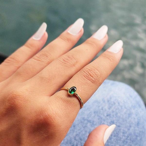 Gümüş Yüzük - 0.35 Karat Zümrüt Yeşili Taşlı Güverseli Tektaş 925 Ayar Gümüş Yüzük - Image 1