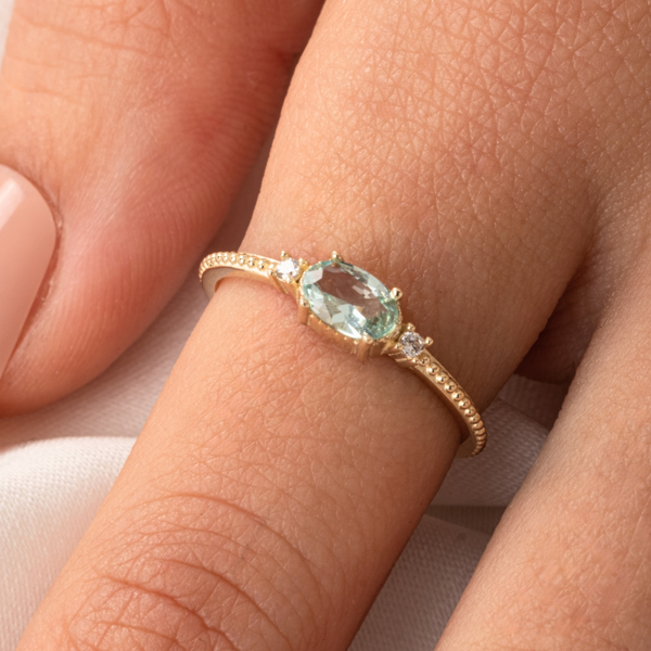 Gümüş Yüzük - Oval Kesim Green Topaz Taşlı Yan Zirkon Taşlarla Süslenmiş 925 Ayar Gümüş Yüzük - Image 1