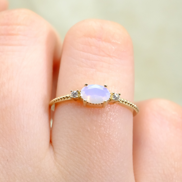 Gümüş Yüzük - Oval Kesim Kuvars Taşlı Yan Zirkon Taşlı 925 Ayar Gümüş Yüzük-Tektaş Hediyelik Yüzük - Image 1