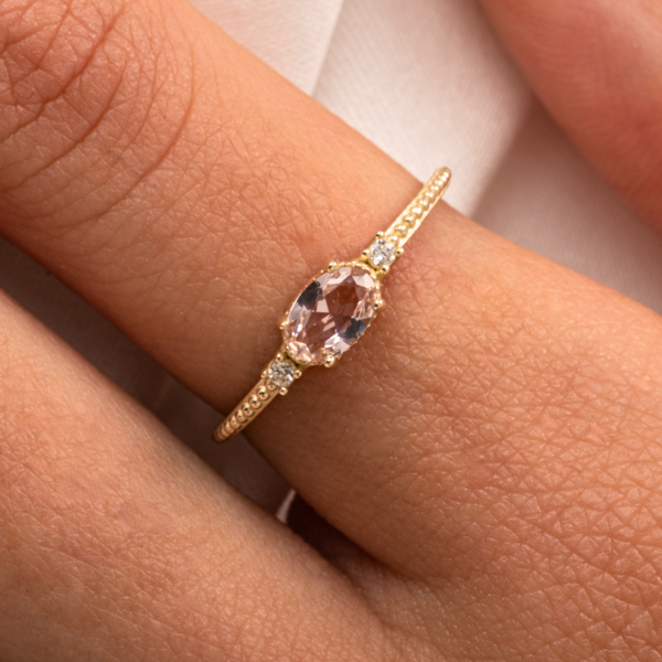 Gümüş Yüzük - Oval Kesim Morganit Taşlı Yan Zirkon Taşlarla Süslenmiş 925 Ayar Gümüş Yüzük - Image 1