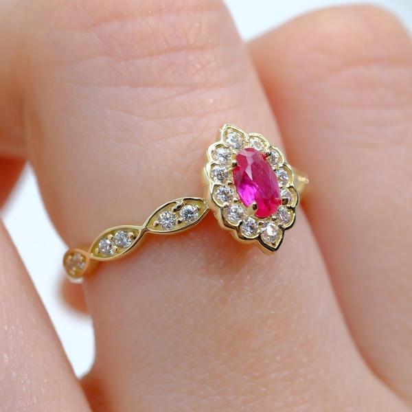 Gümüş Yüzük - Oval Ruby Taşlı Yanları Zirkon Taşlarla Süslemeli Işıltılı 925 Ayar Gümüş Kadın Yüzük  - Image 1