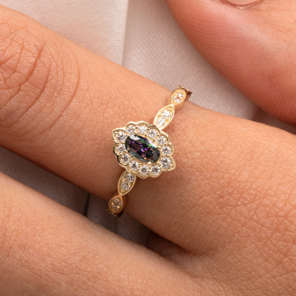 Gümüş Yüzük - Oval Mistik Topaz Taşlı Yanları Zirkon Taşlarla Süslemeli 925 Ayar Gümüş Kadın Yüzük - Image 1