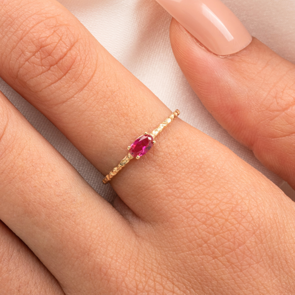 Gümüş Yüzük - Ruby Taşlı Dövülü Eskitme Minimal Tasarım Tektaş 925 Ayar Gümüş Yüzük - Image 1