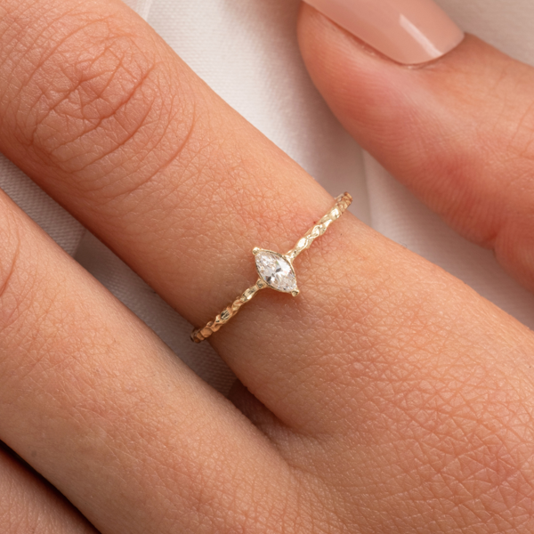 Gümüş Yüzük - Signity (Swarovski) Taşlı El Yapımı Dövülü Eskitme Minimal 925 Ayar Gümüş Yüzük - Image 1