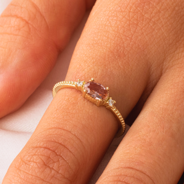 Gümüş Yüzük - Zultanit Taşı Oval Kesim Yan Zirkon Taşlı Modern 925 Ayar Gümüş Kadın Tektaş Yüzük - Image 1