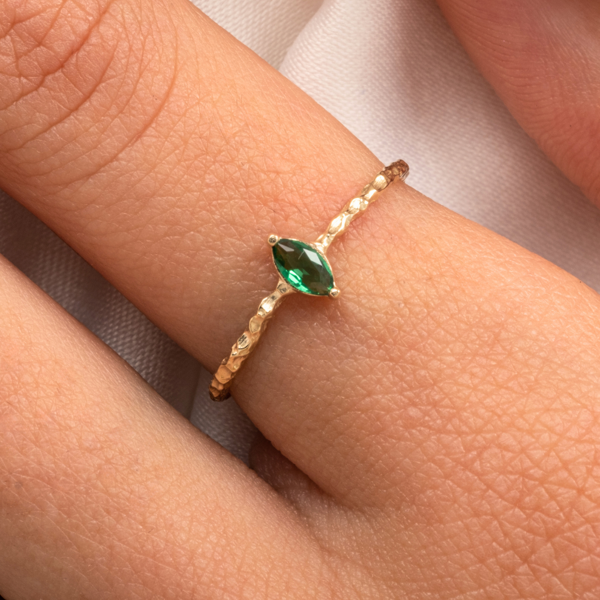 Gümüş Yüzük - Zümrüt Taşlı El Yapımı Dövülü Eskitme Minimal 925 Ayar Gümüş Yüzük - Image 1