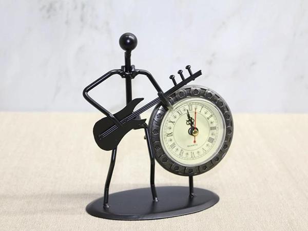 Metal Saatli Gitar Çalan Müzisyen Alk4334 - Image 1